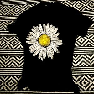 Black T-Shirt with Daisy in Women’s Large